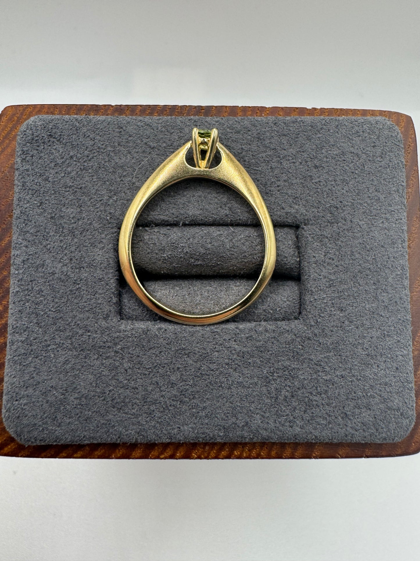 9ct gold peridot ring