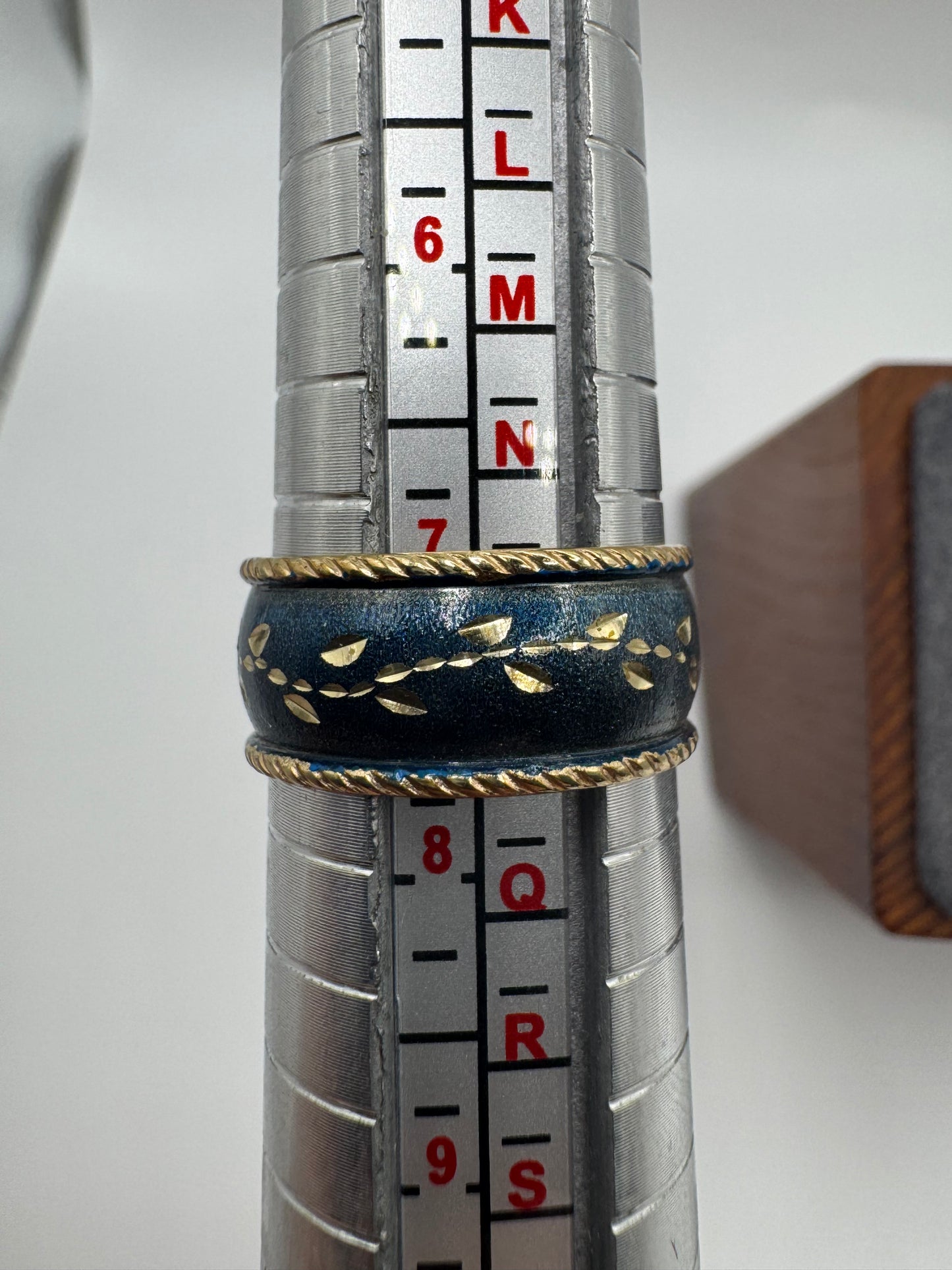 9ct gold patterned enamelled band
