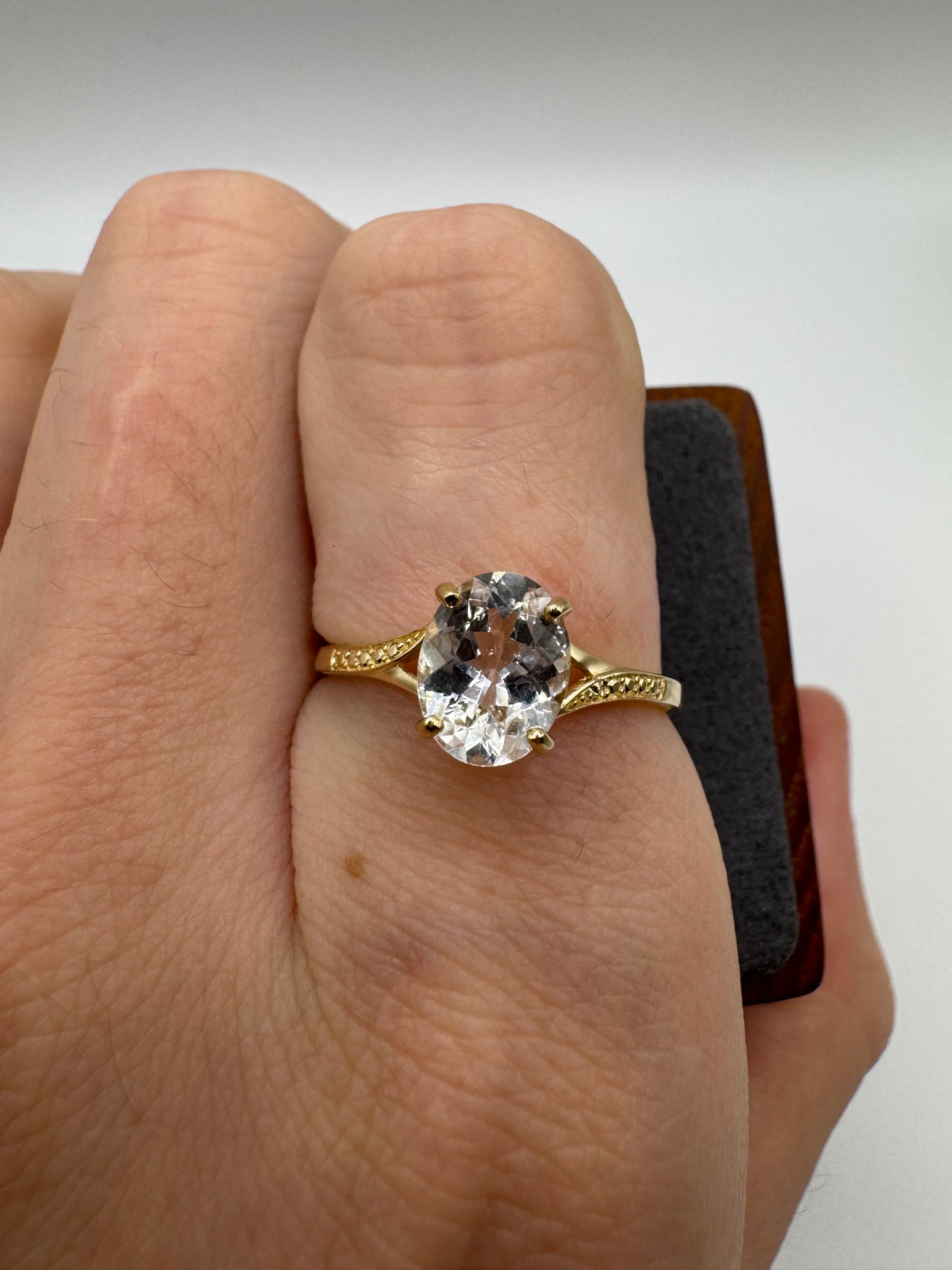 9ct gold white topaz ring
