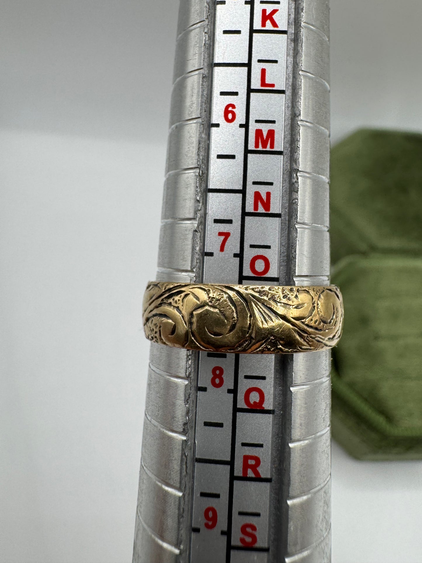 9ct gold patterned band