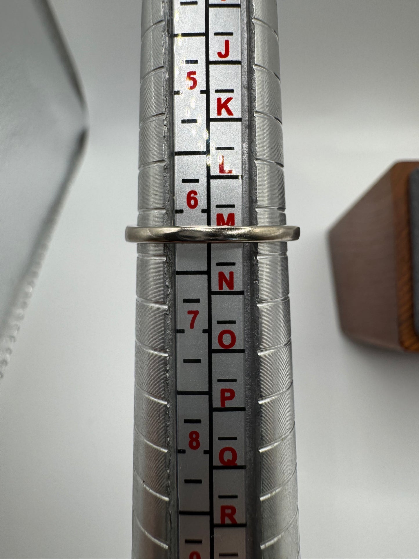 9ct white gold aquamarine and diamond ring