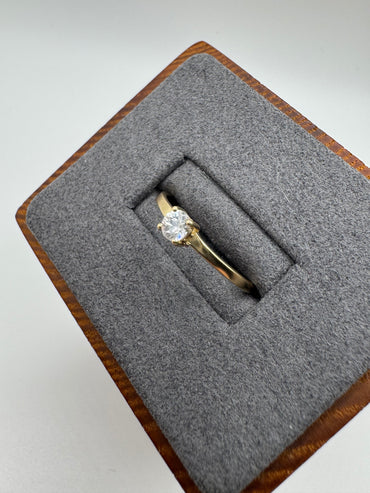9ct gold zircon ring