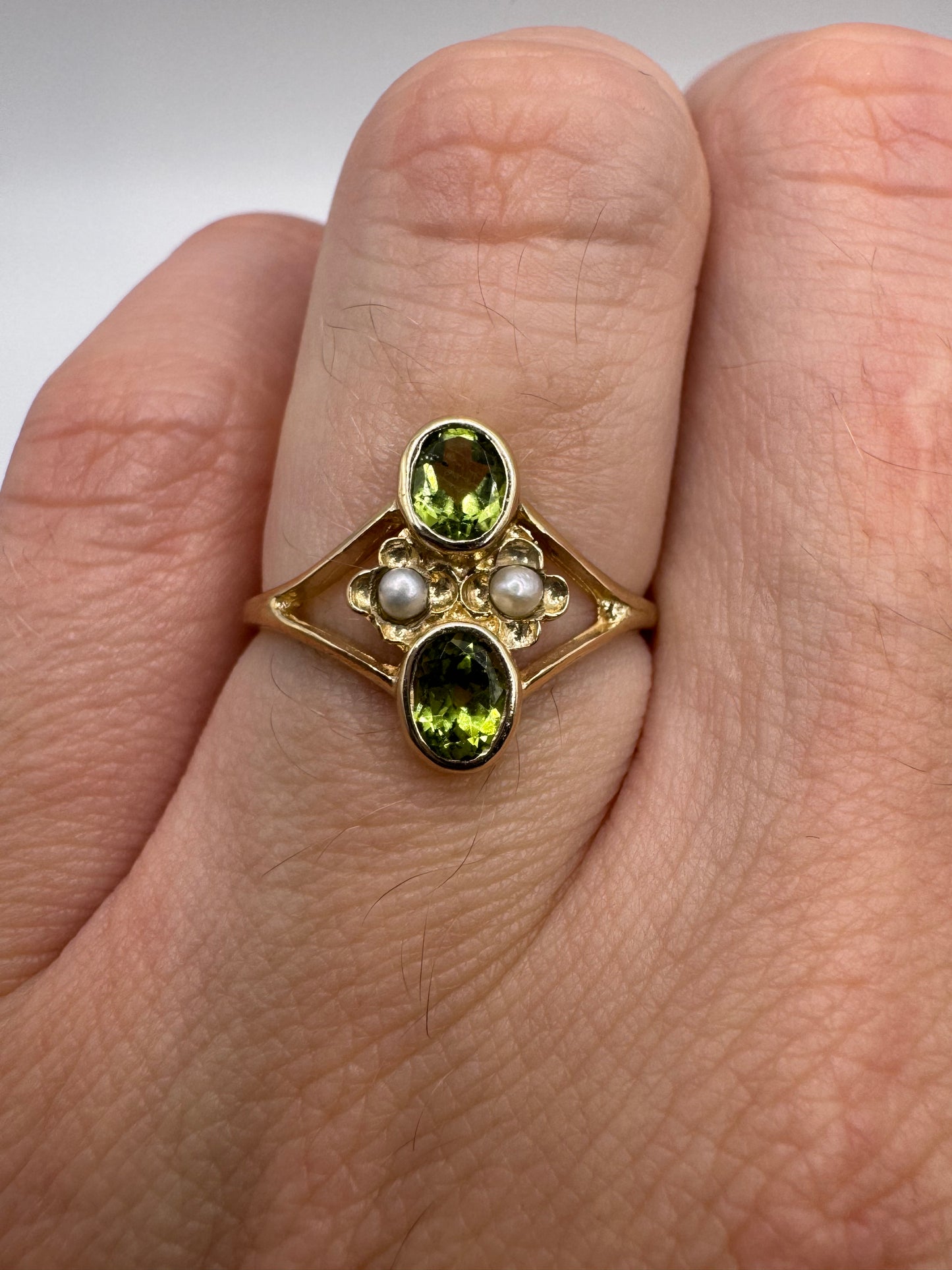 9ct gold peridot and pearl cluster ring