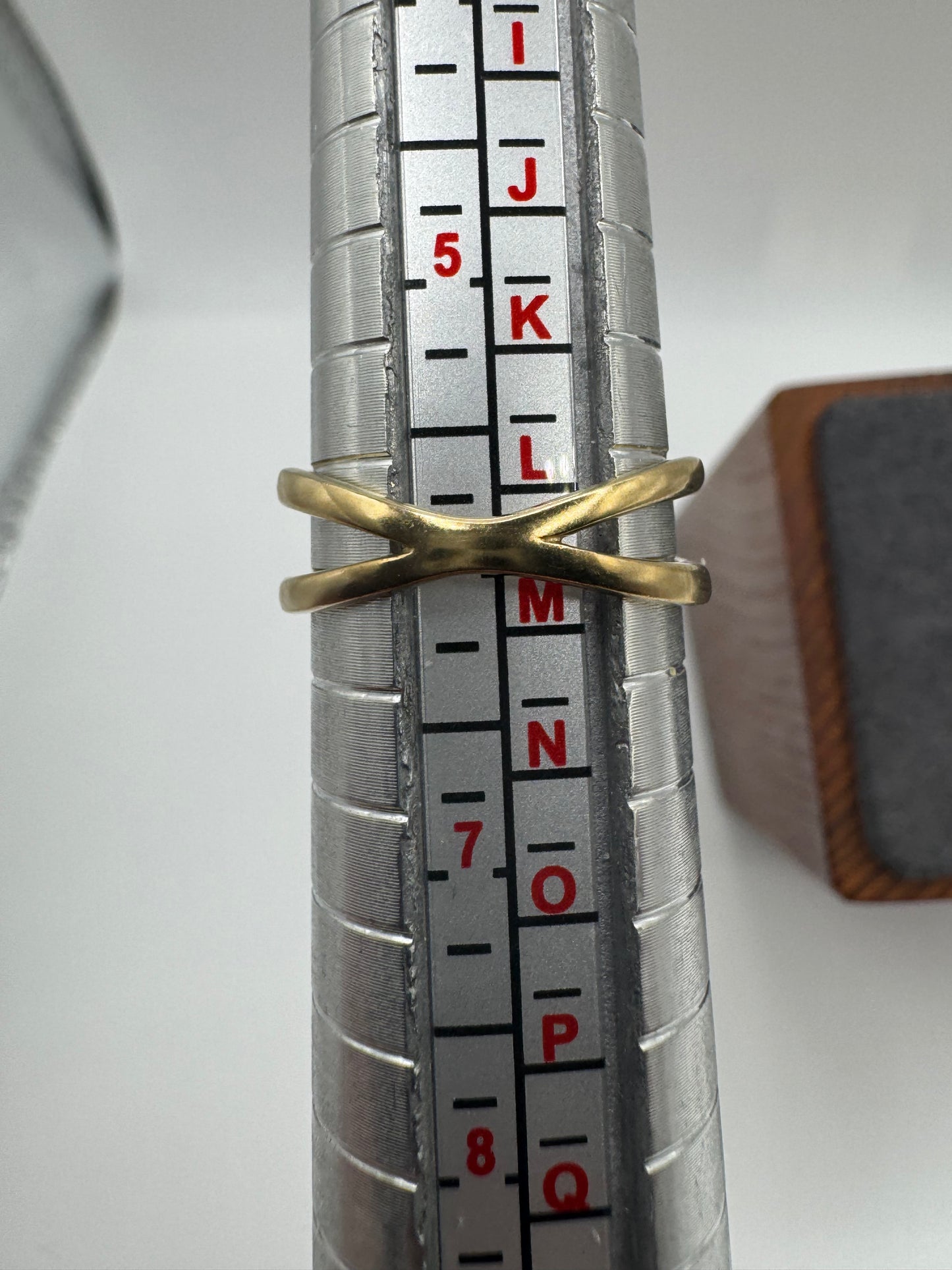 9ct gold spinel crossover ring