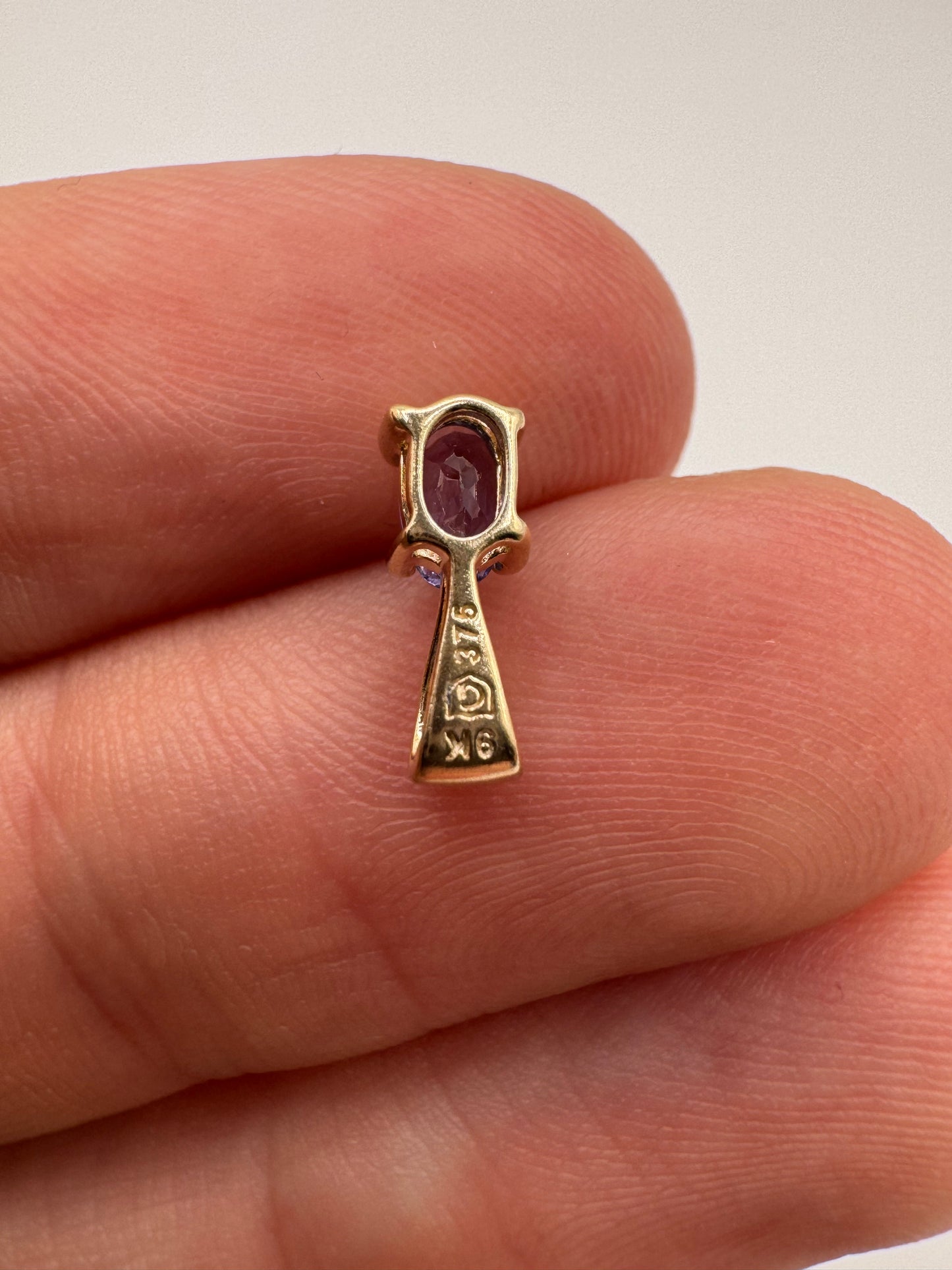 9ct gold tanzanite pendant