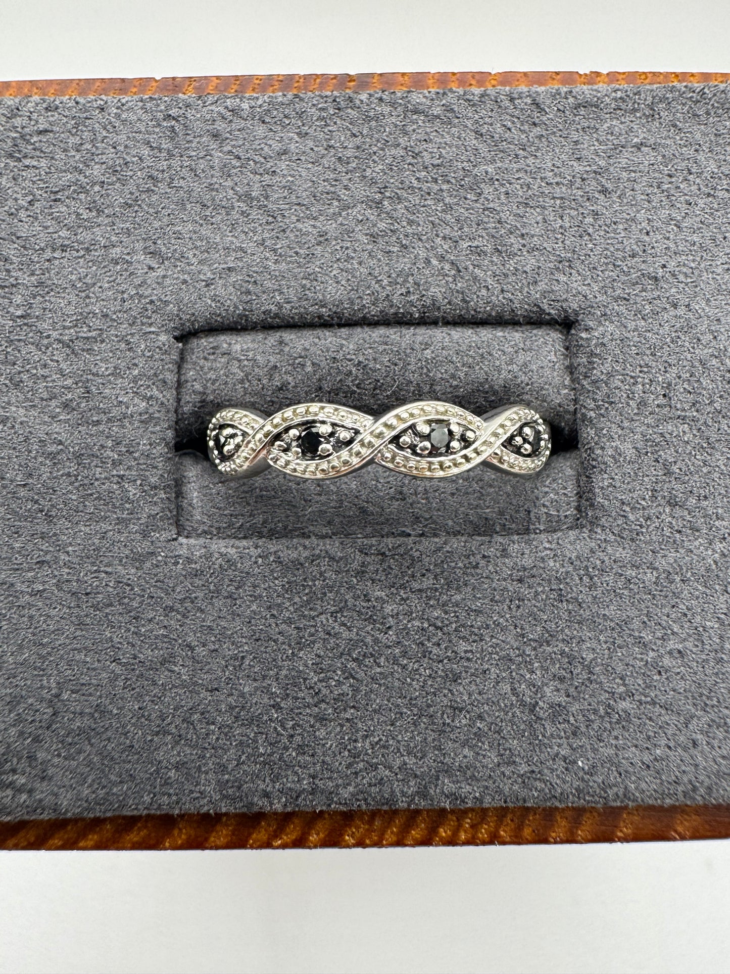 9ct gold diamond ring (inc black diamonds)
