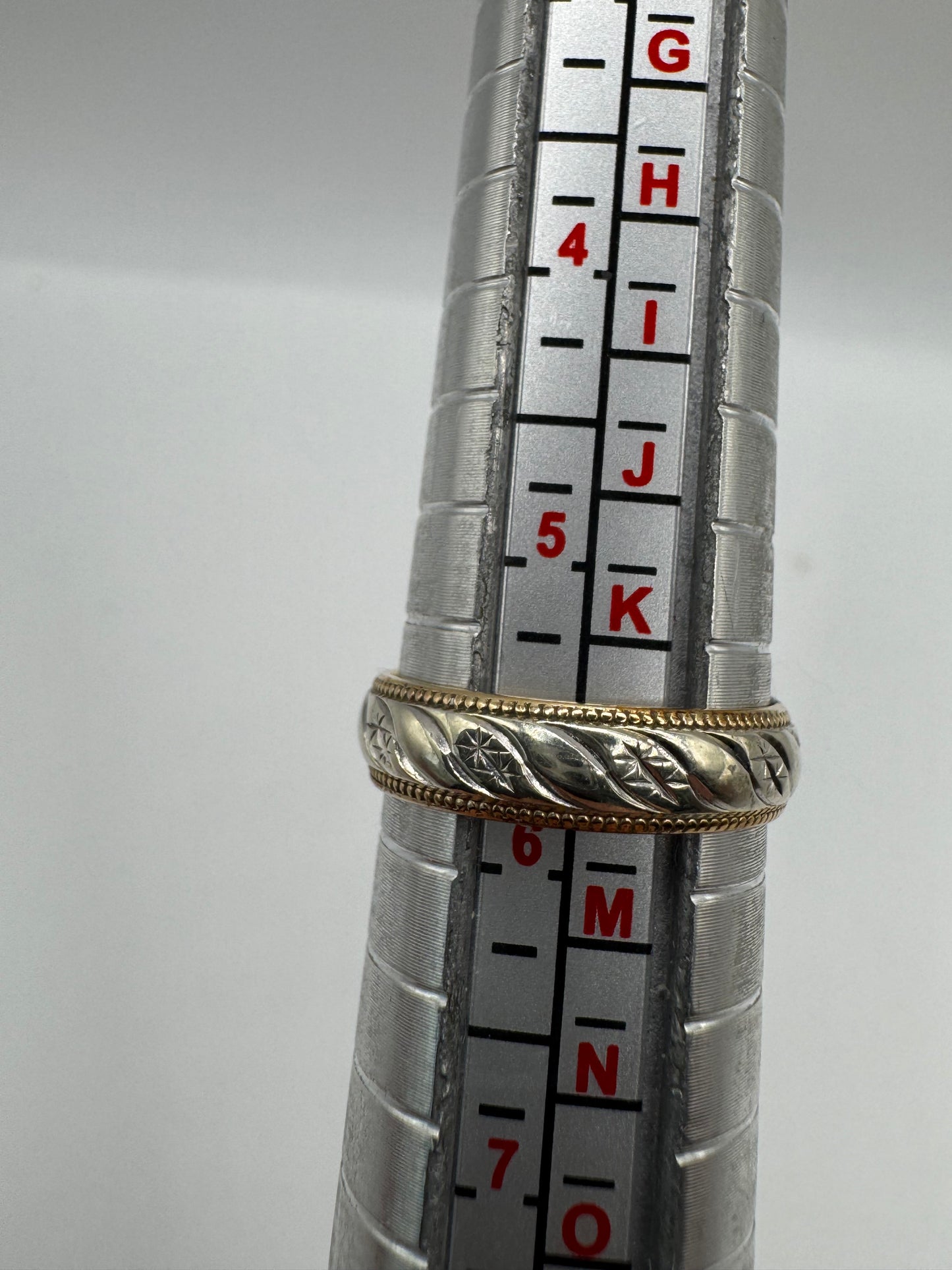 9ct two-tone gold patterned band