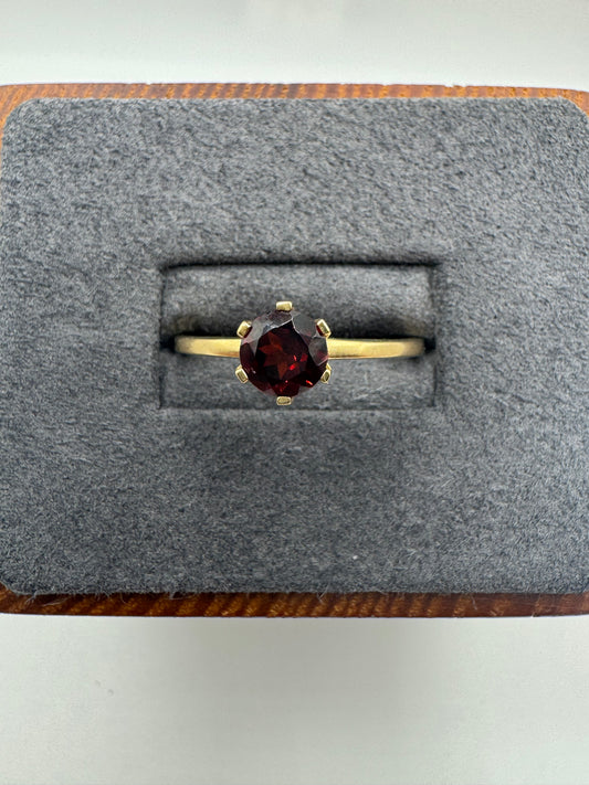 9ct gold garnet ring