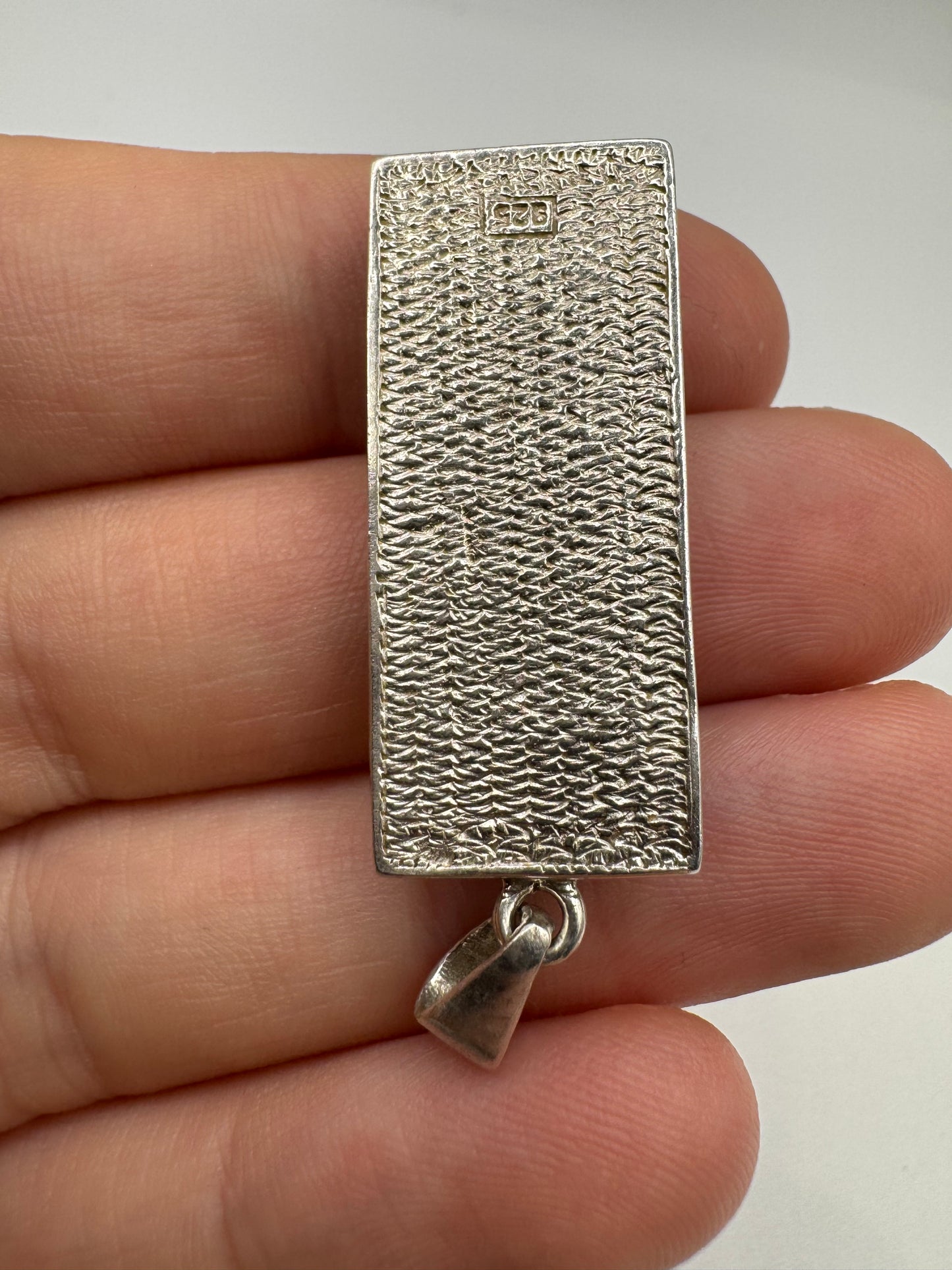 Silver quartz pendant