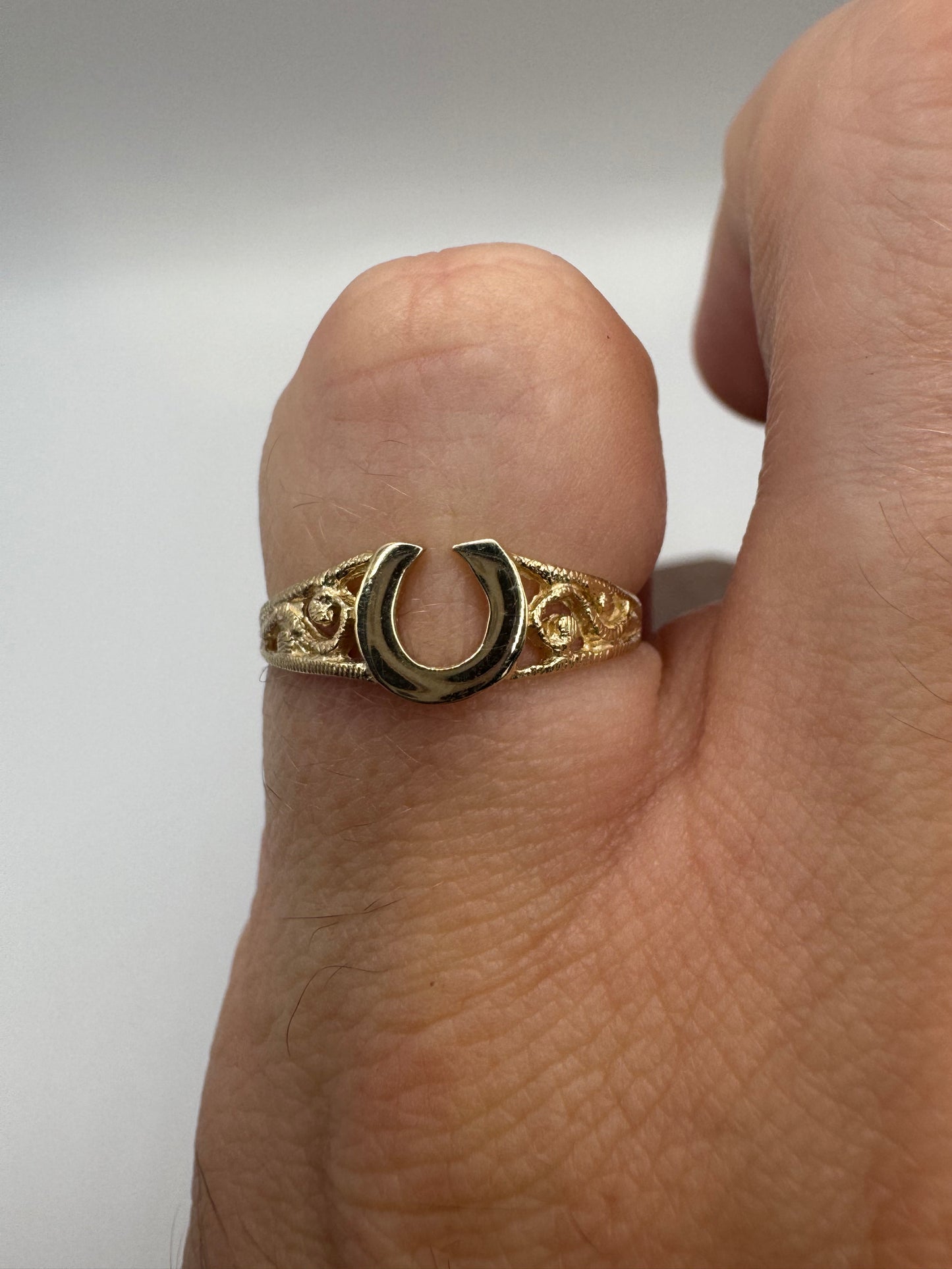 9ct gold horseshoe ring
