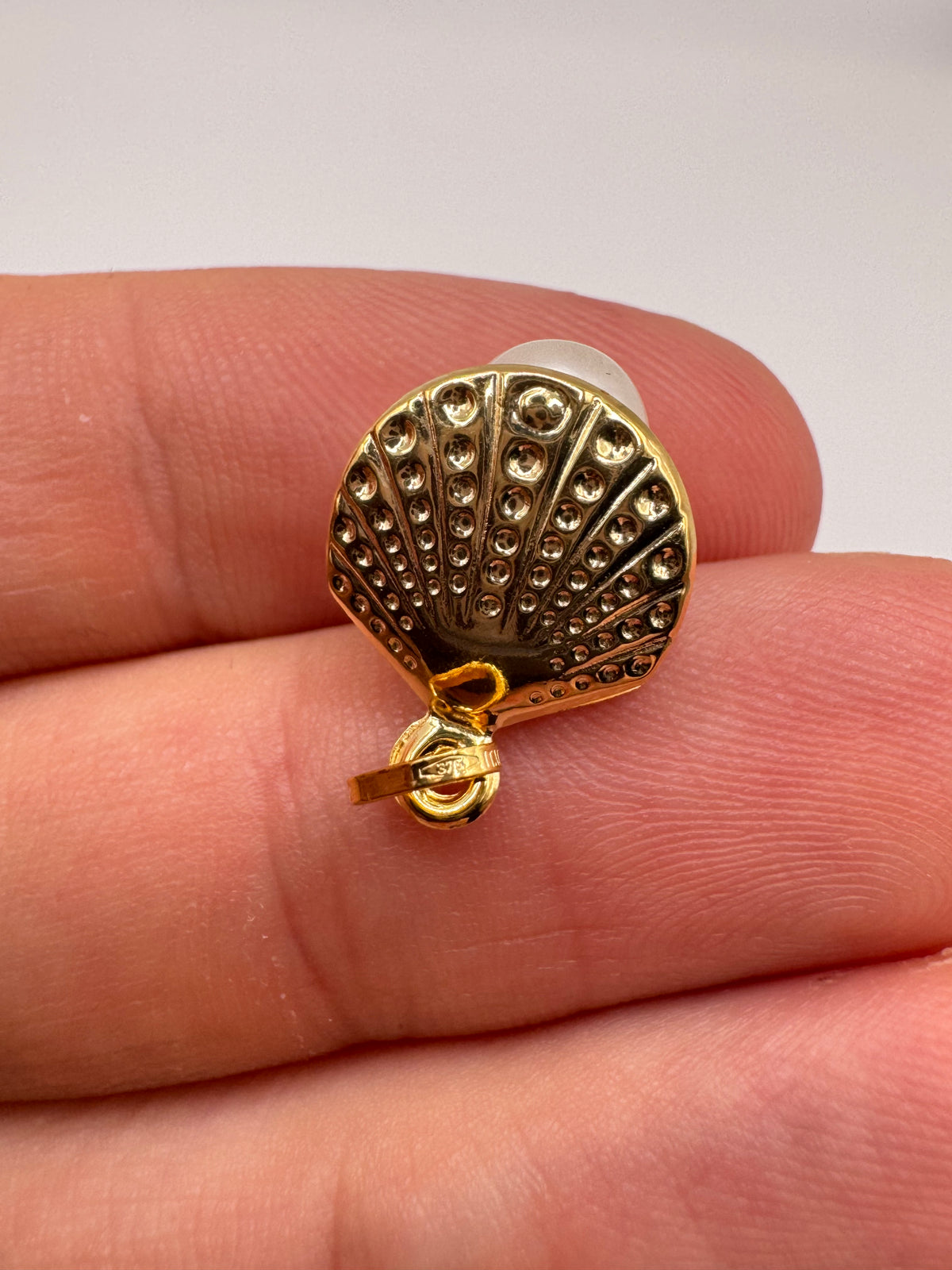 9ct gold pearl oyster charm