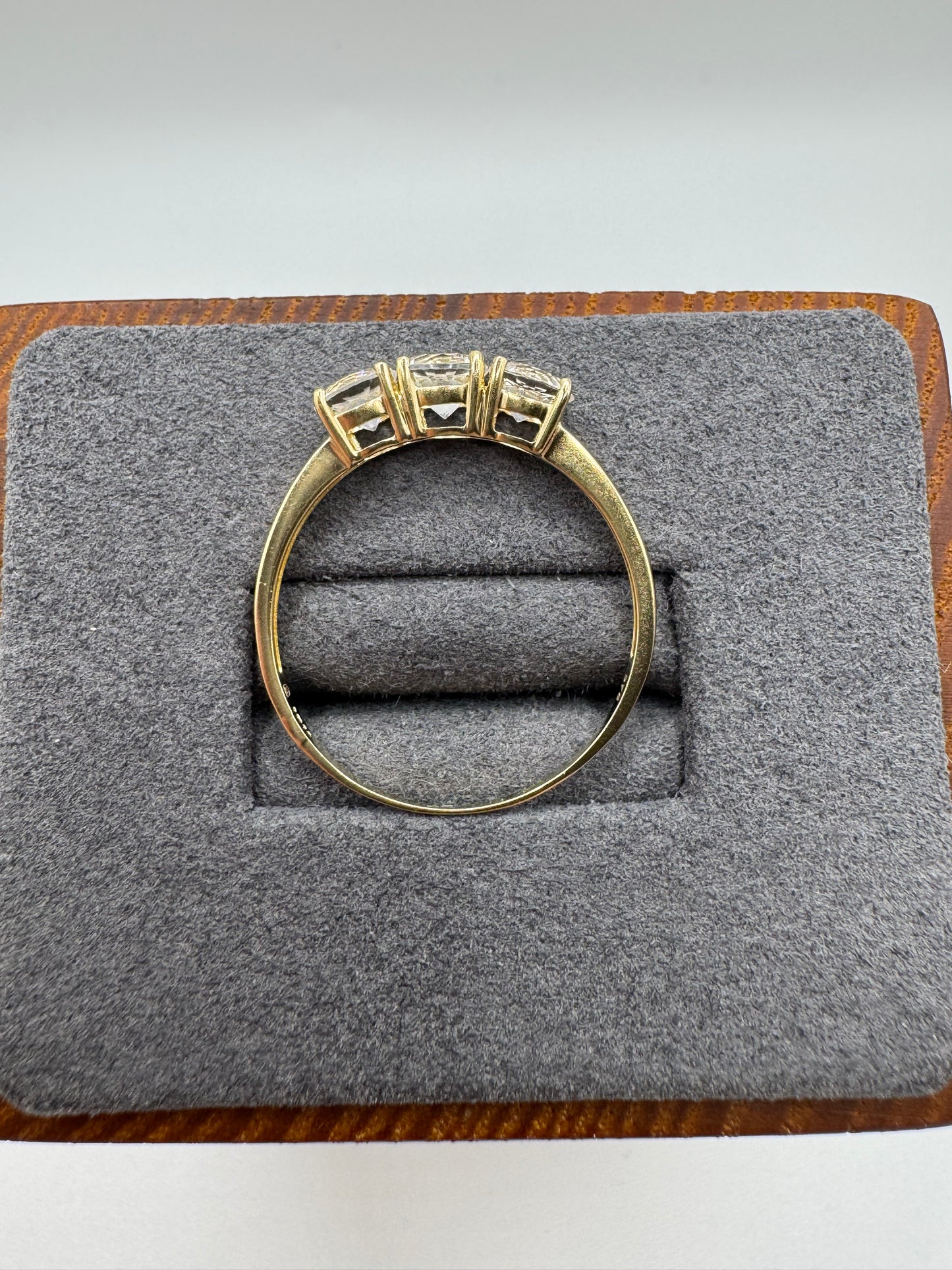 9ct gold quartz ring