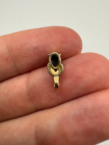 9ct gold cabochon sapphire pendant