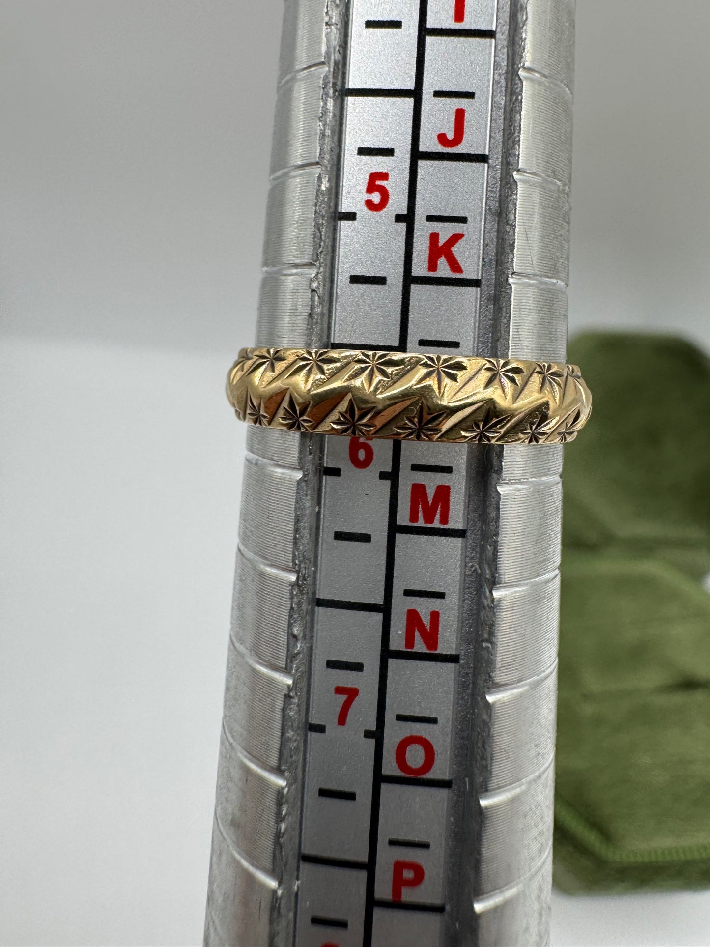 9ct gold patterned band