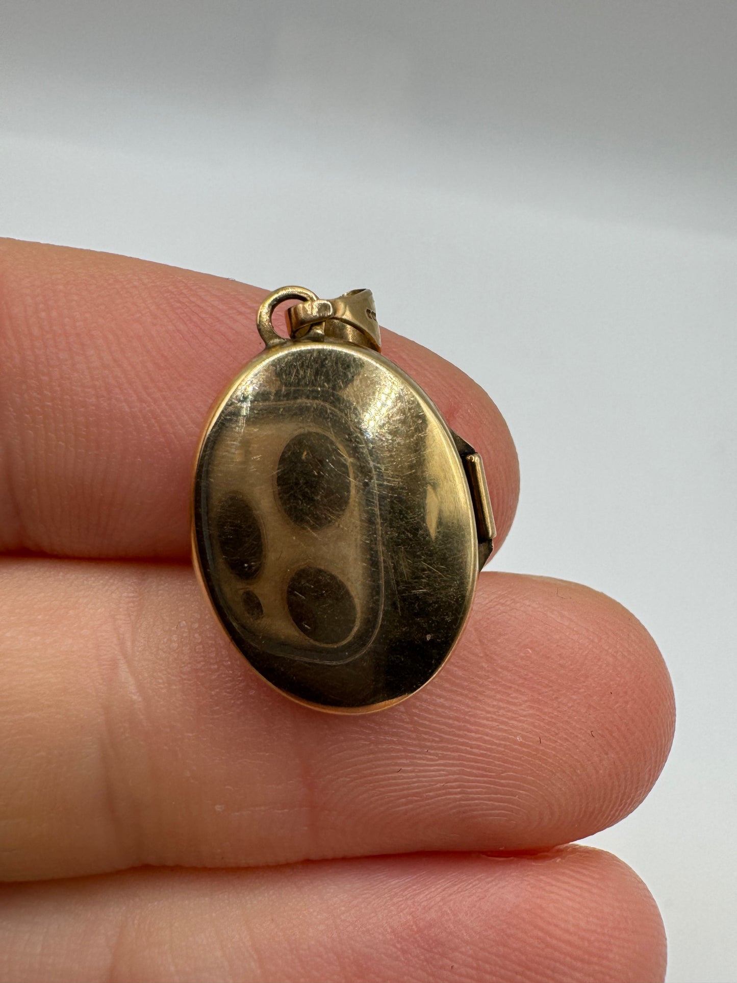 9ct gold engraved locket