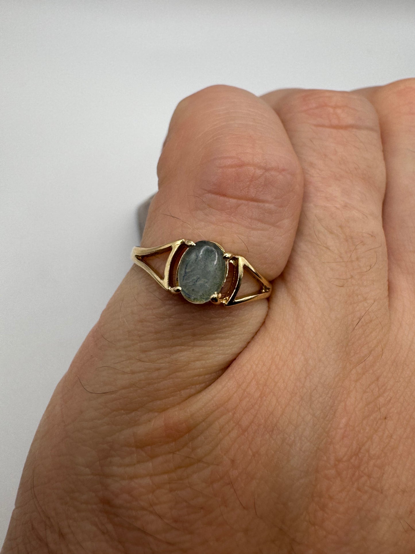 9ct gold quartz ring