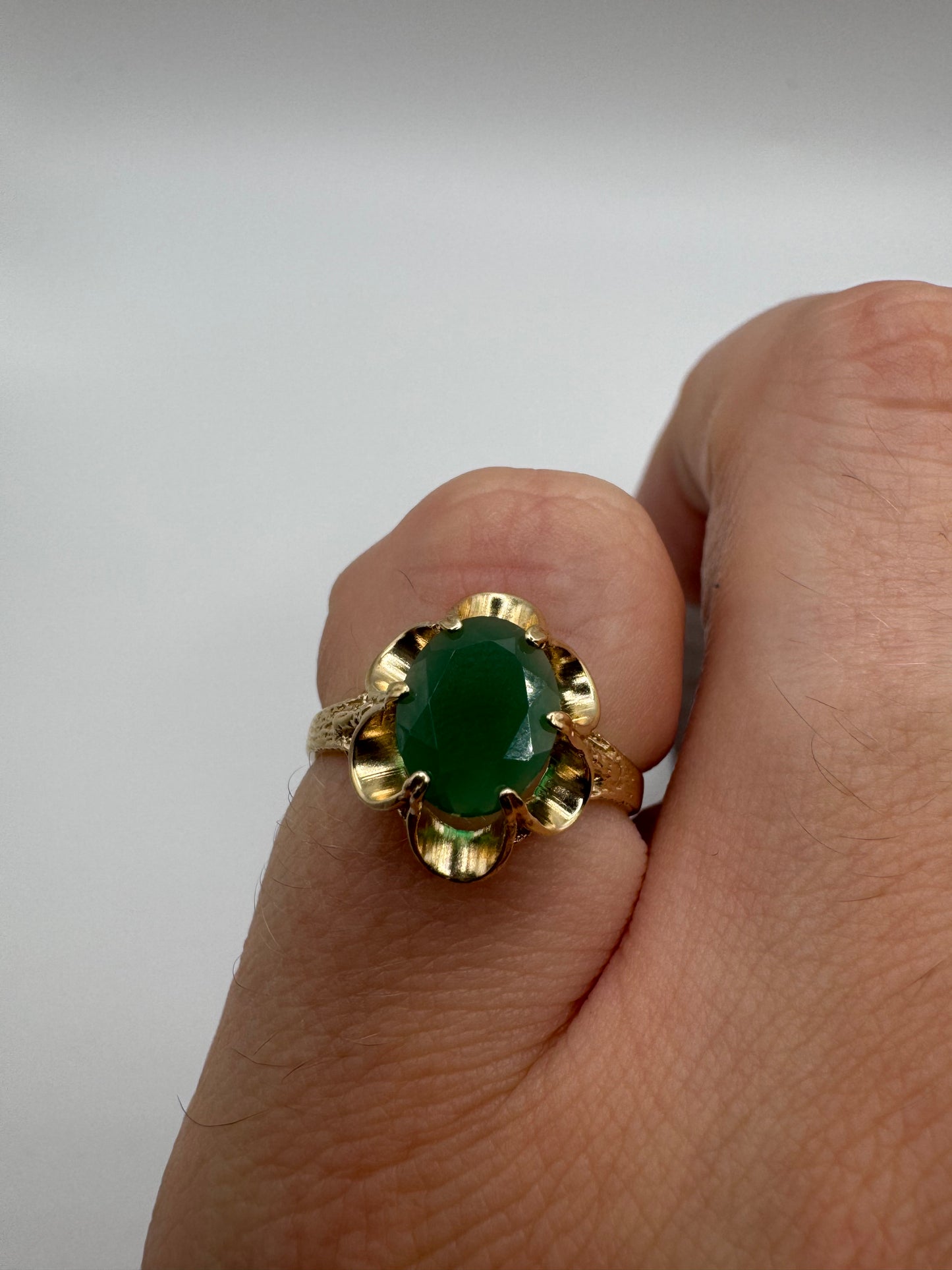 9ct gold green agate ring