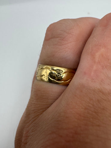 9ct gold patterned band