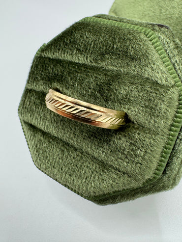 9ct gold patterned band