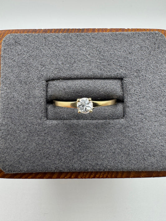 9ct gold zircon ring