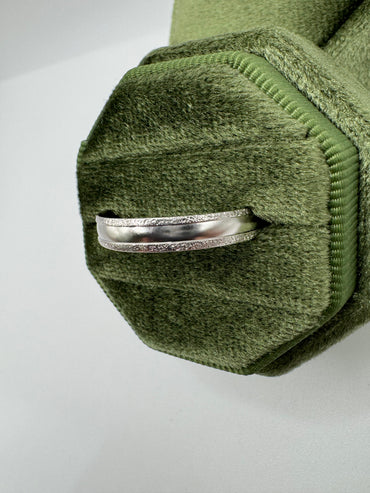 9ct white gold patterned band