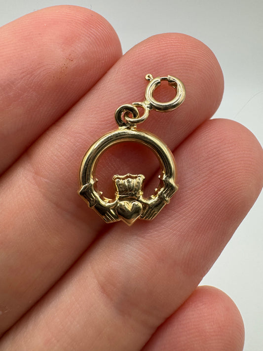 9ct gold claddagh pendant