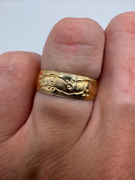 9ct gold patterned band