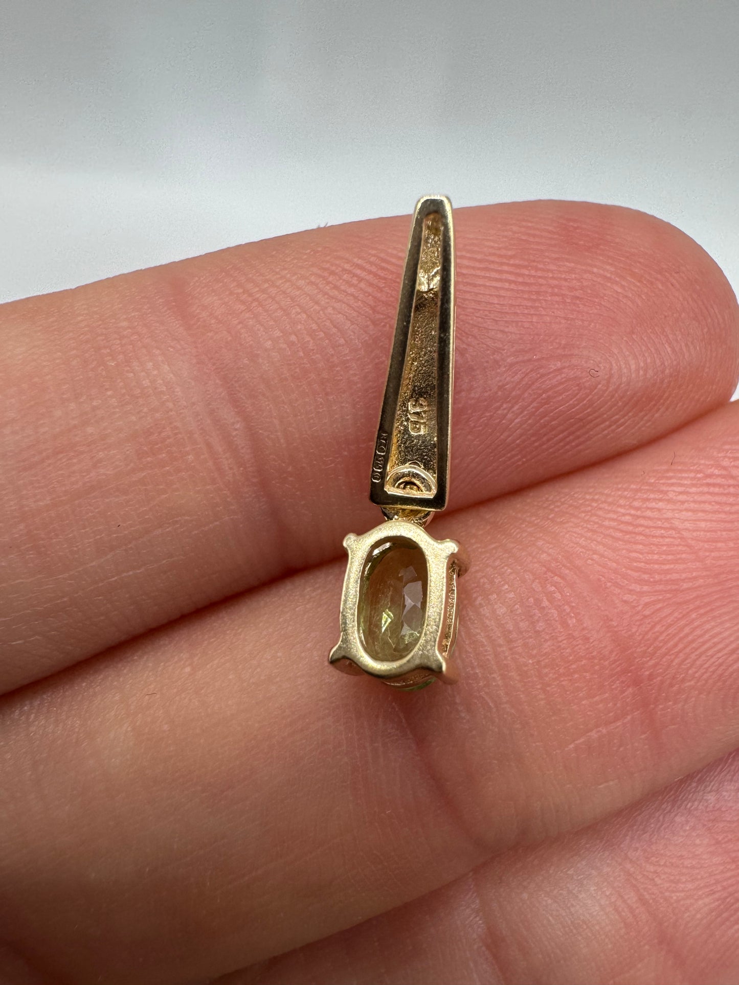 9ct gold peridot and diamond pendant