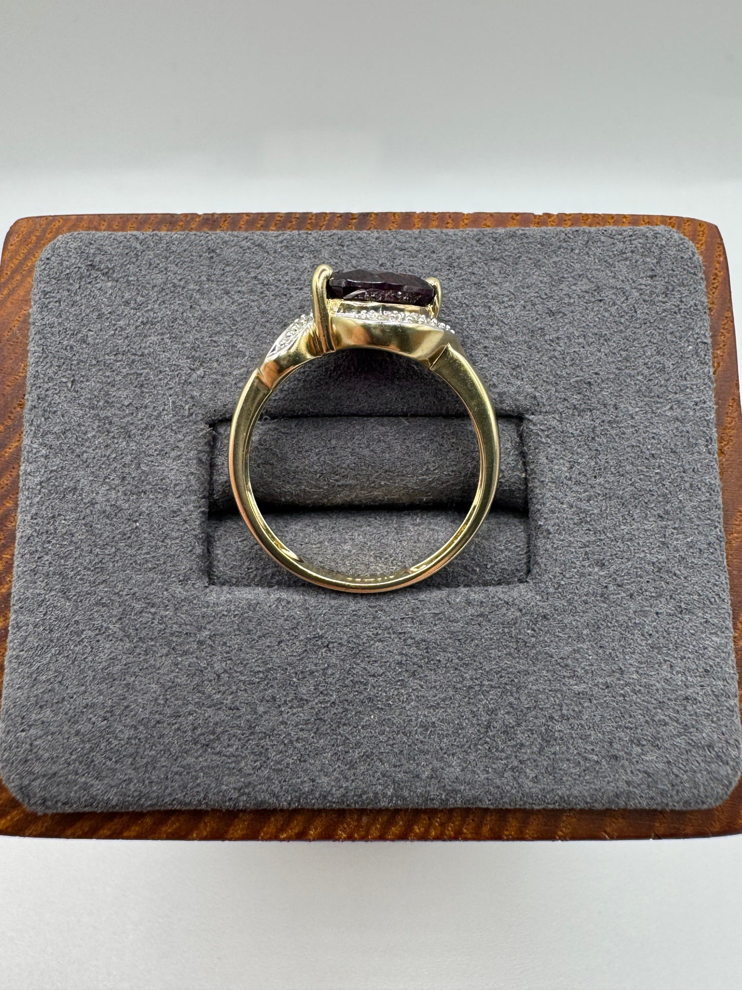 9ct gold garnet and diamond ring