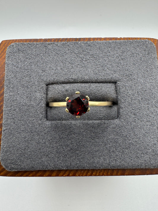 9ct gold garnet ring