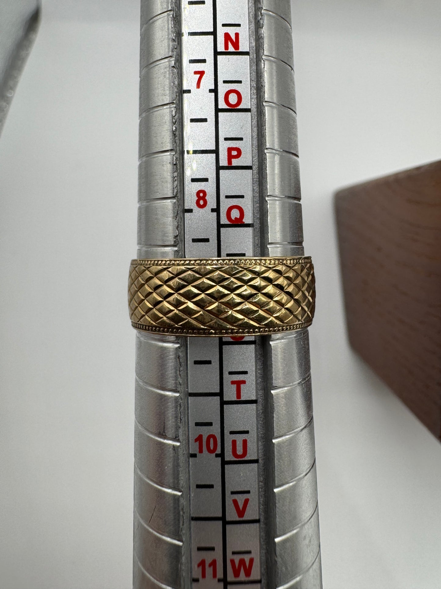 9ct gold engraved band