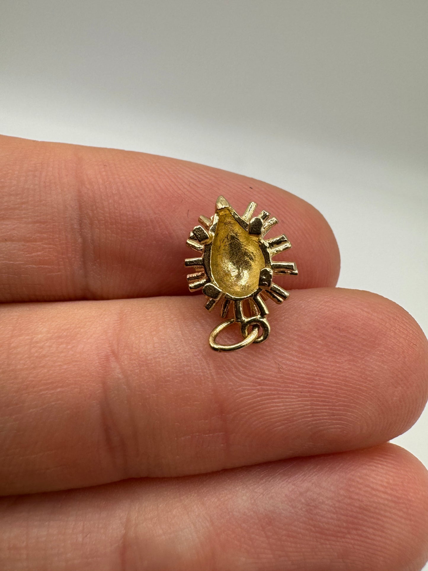 9ct gold hedgehog charm