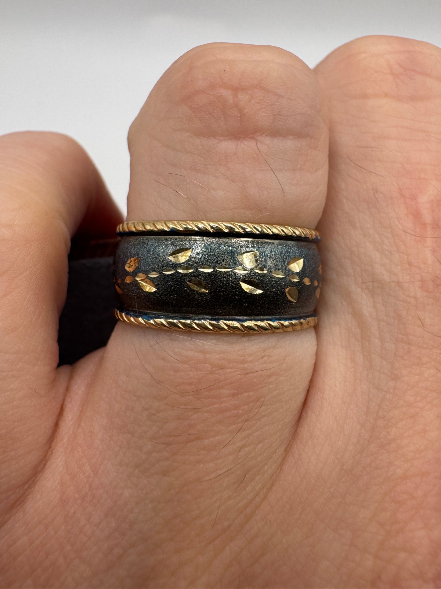 9ct gold patterned enamelled band