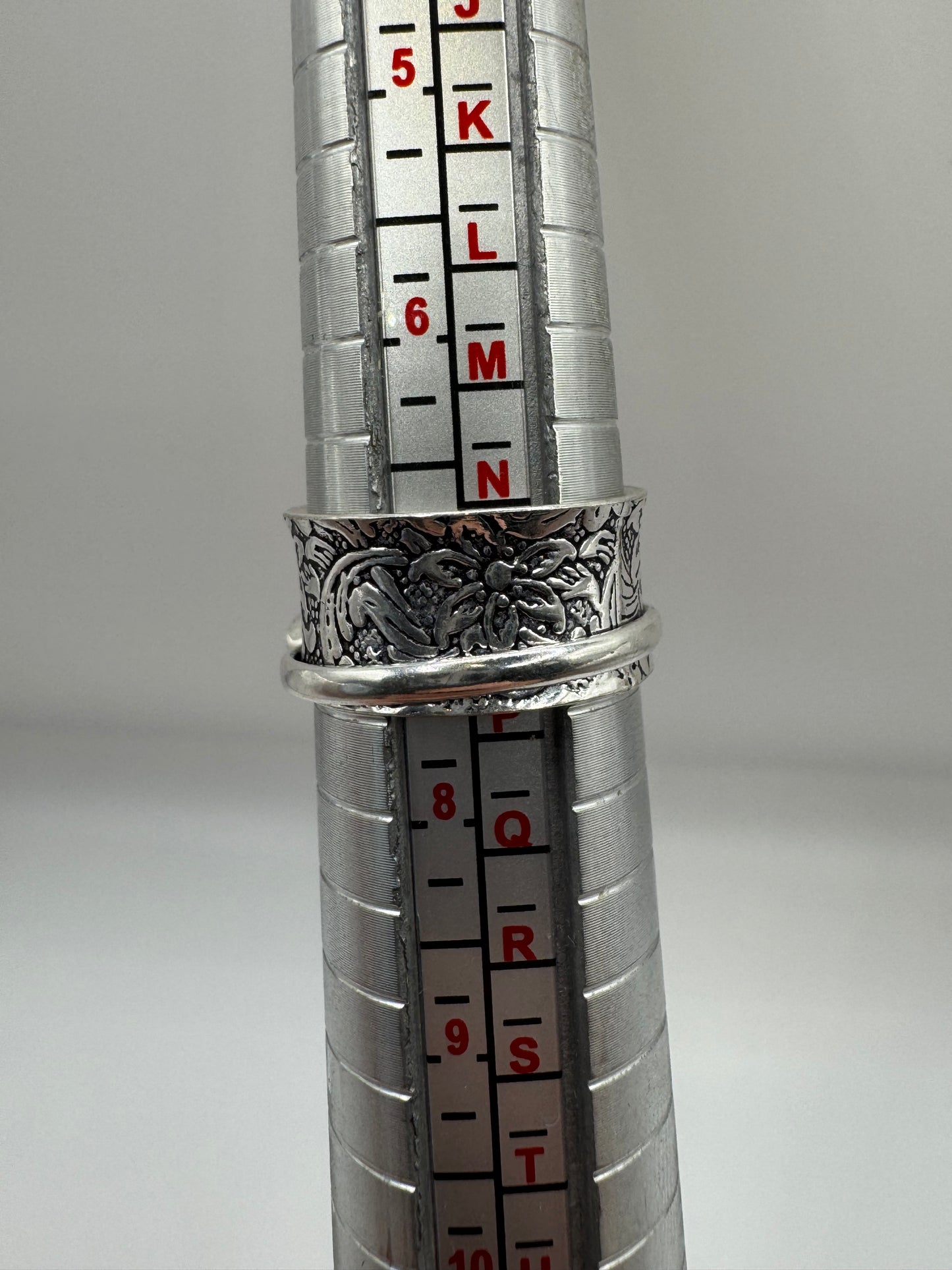 Silver peridot spinning ring (6.75-N)