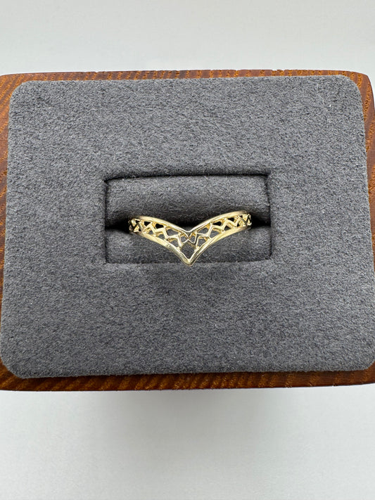 9ct gold patterned wishbone ring