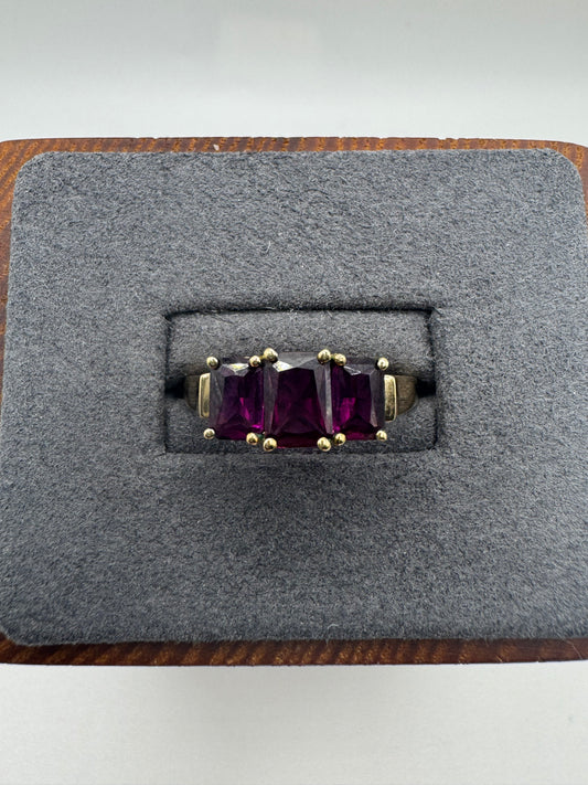 9ct gold garnet ring