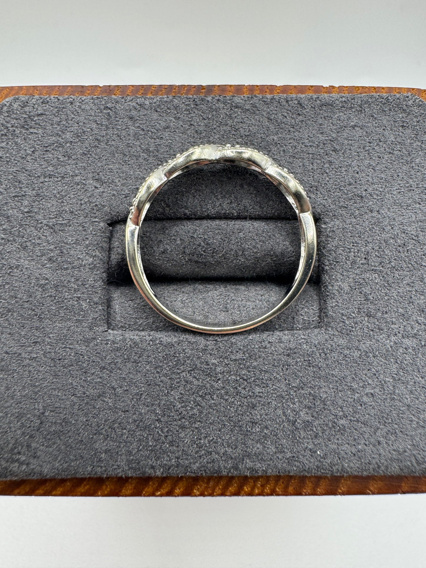 9ct gold diamond ring (inc black diamonds)
