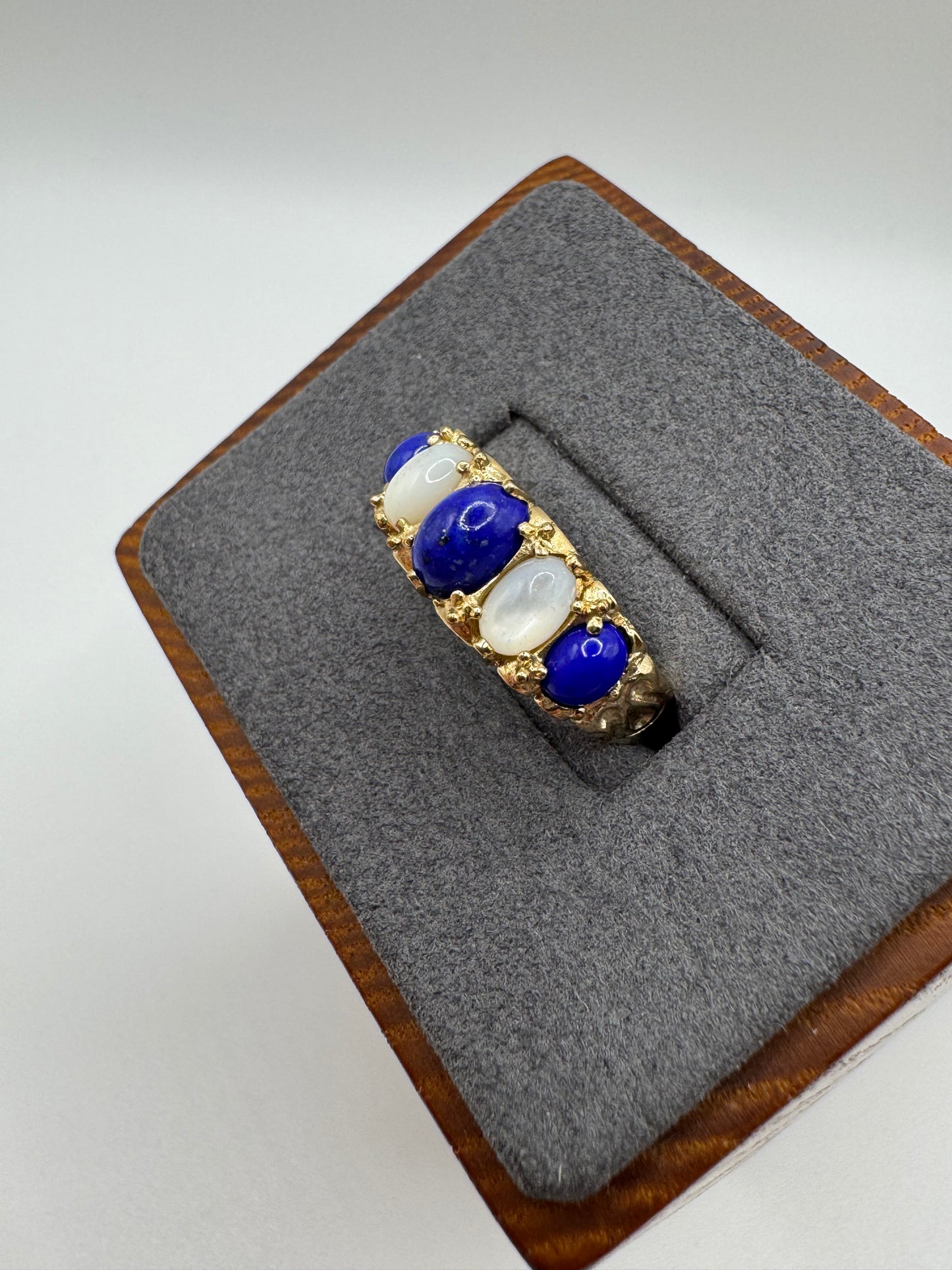 9ct gold lapis lazuli and mother of pearl ring