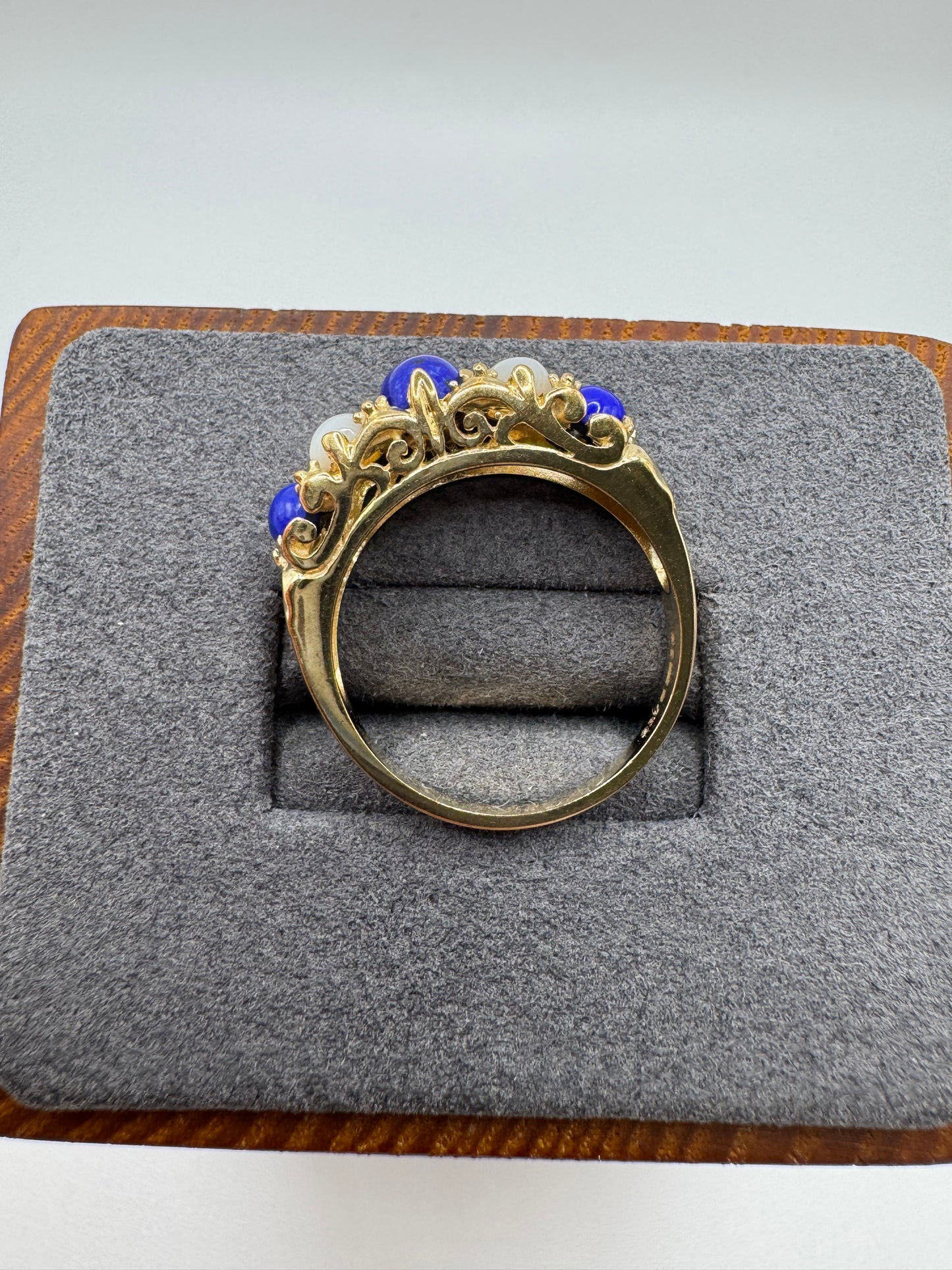 9ct gold lapis lazuli and mother of pearl ring