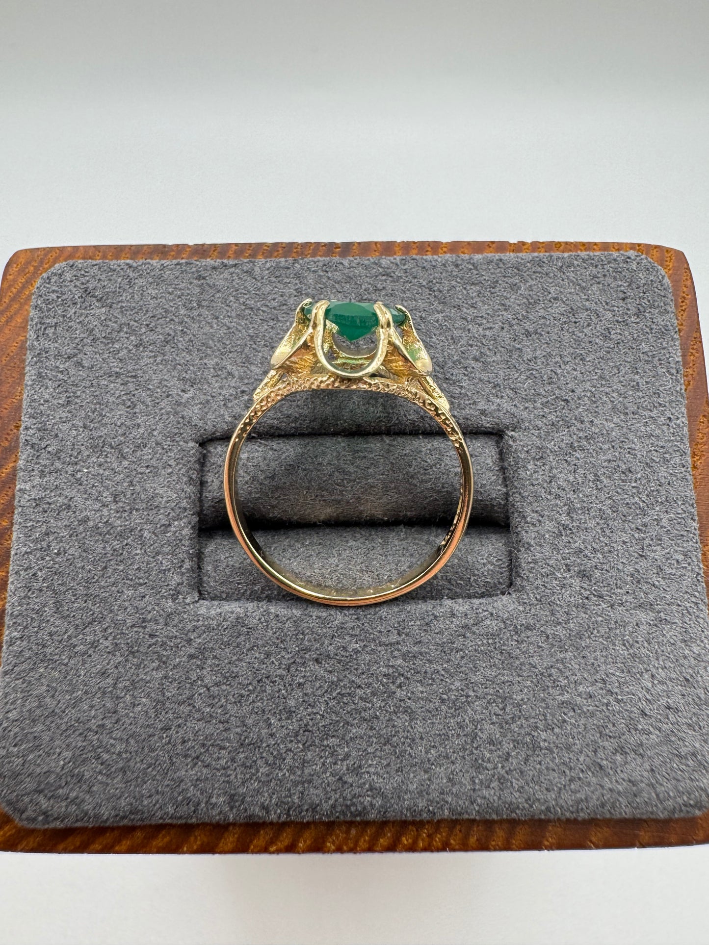 9ct gold green agate ring