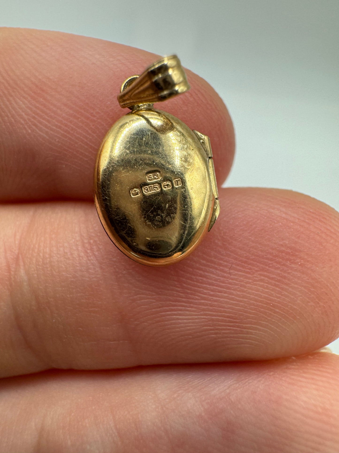 9ct gold engraved locket
