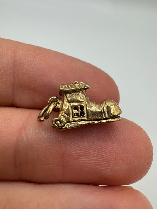 9ct gold “Old Woman in a Shoe” charm