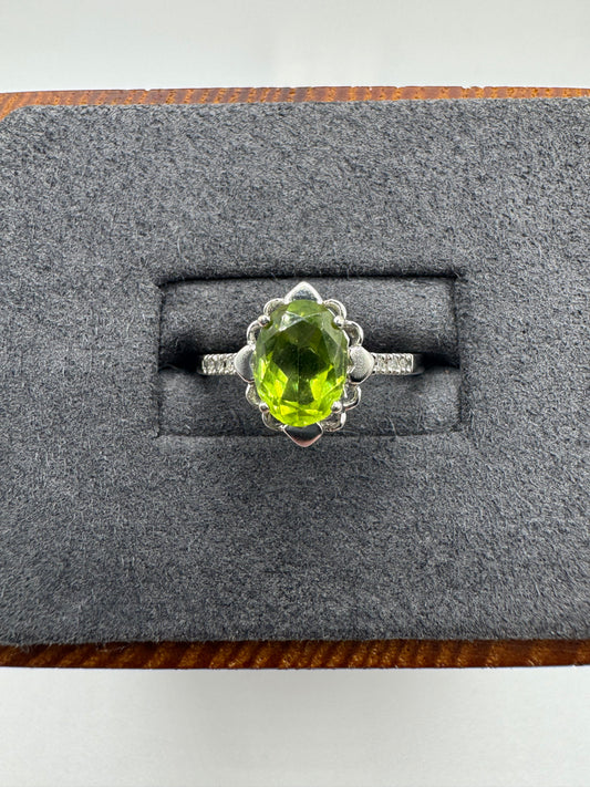 9ct white gold peridot and diamond ring
