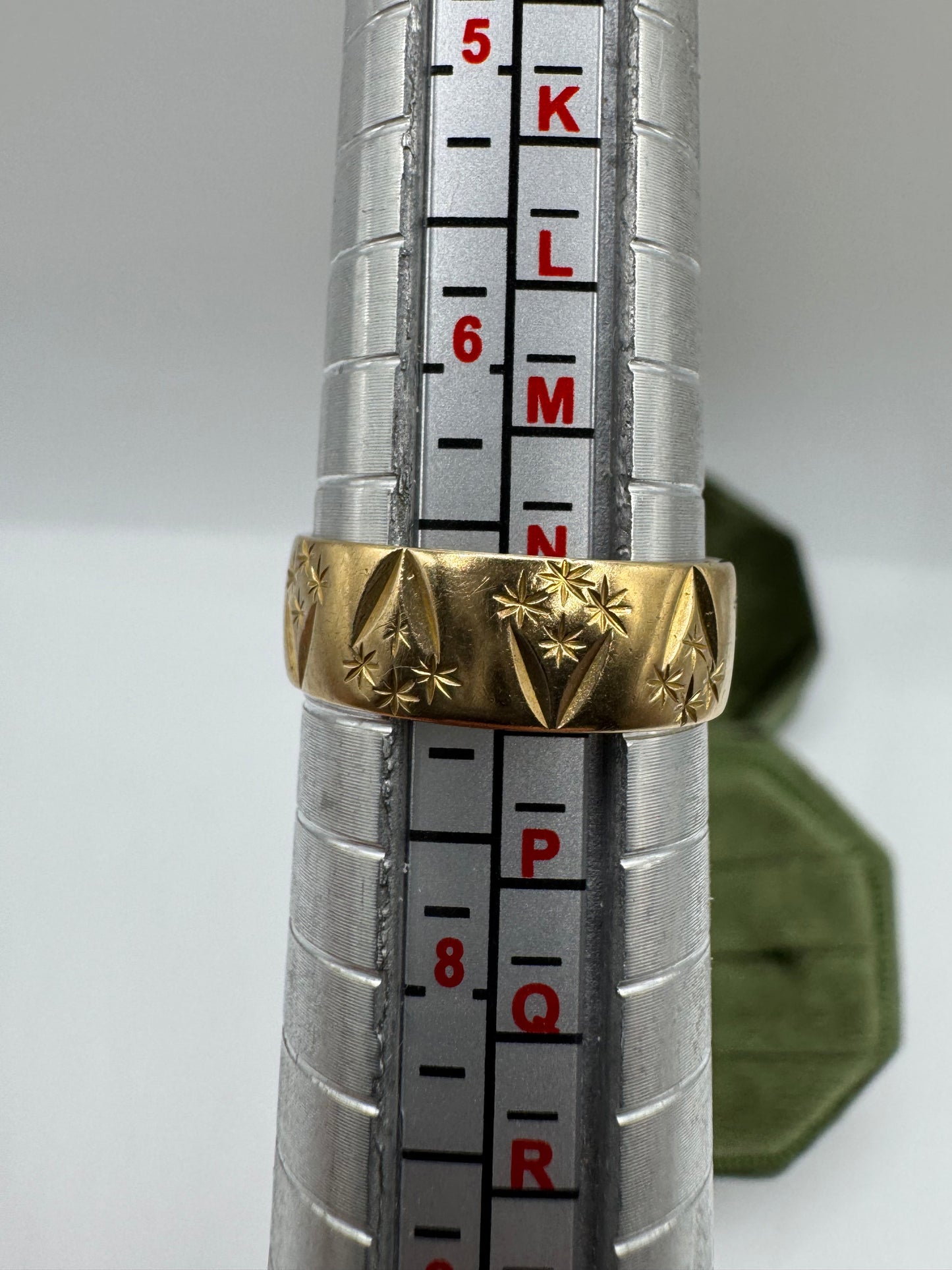9ct gold patterned band