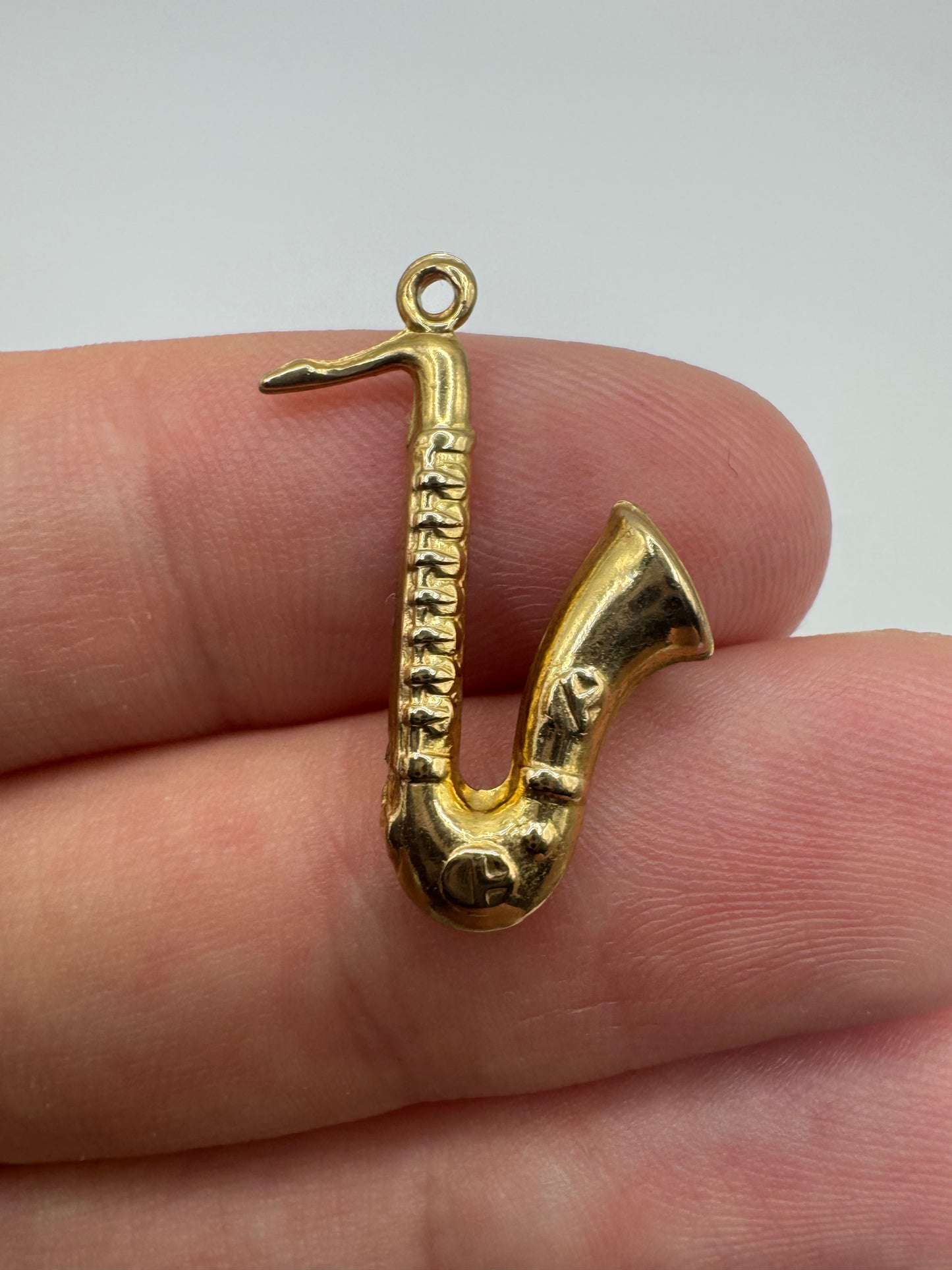 9ct gold saxophone charm