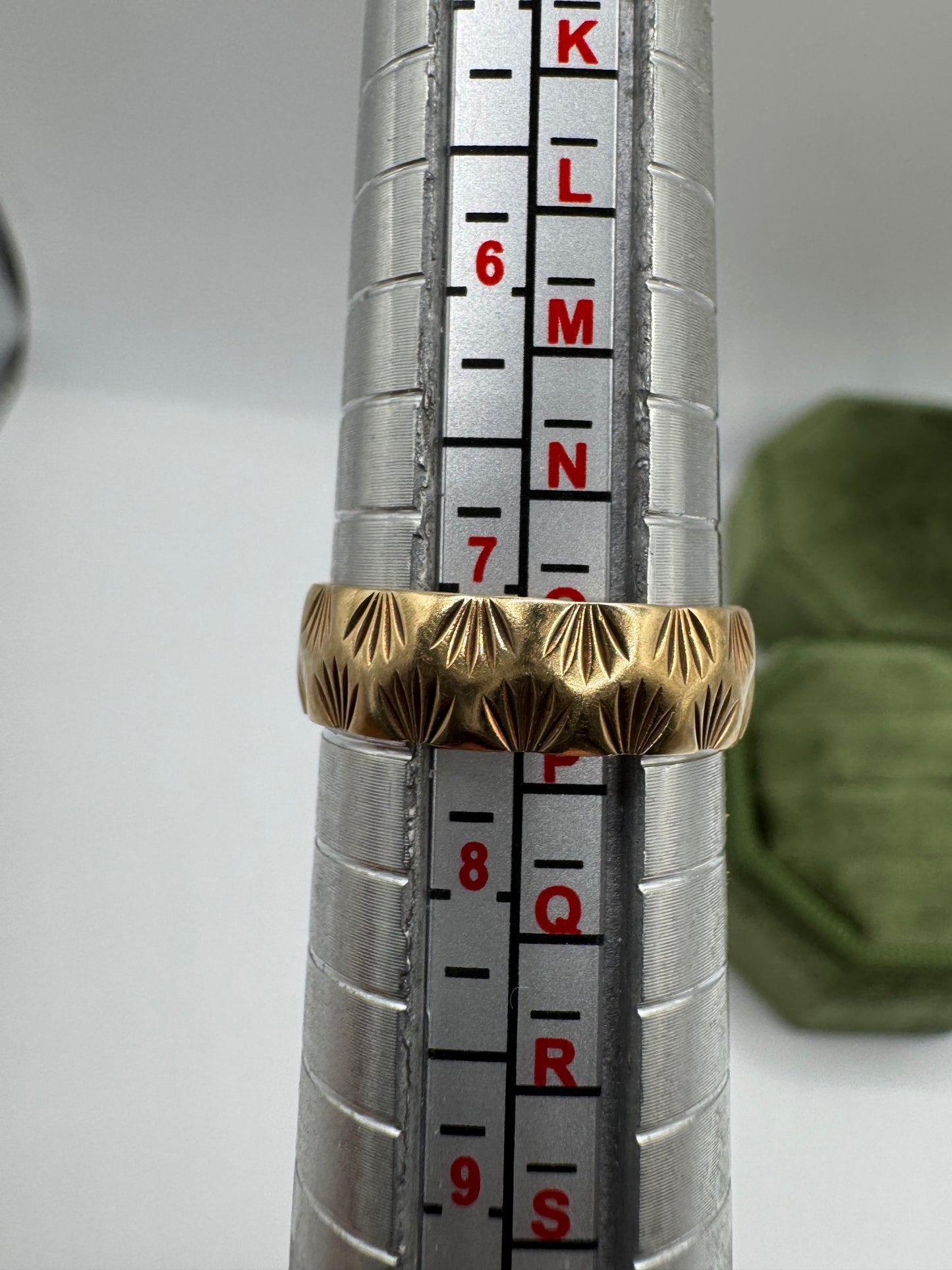 9ct gold patterned band