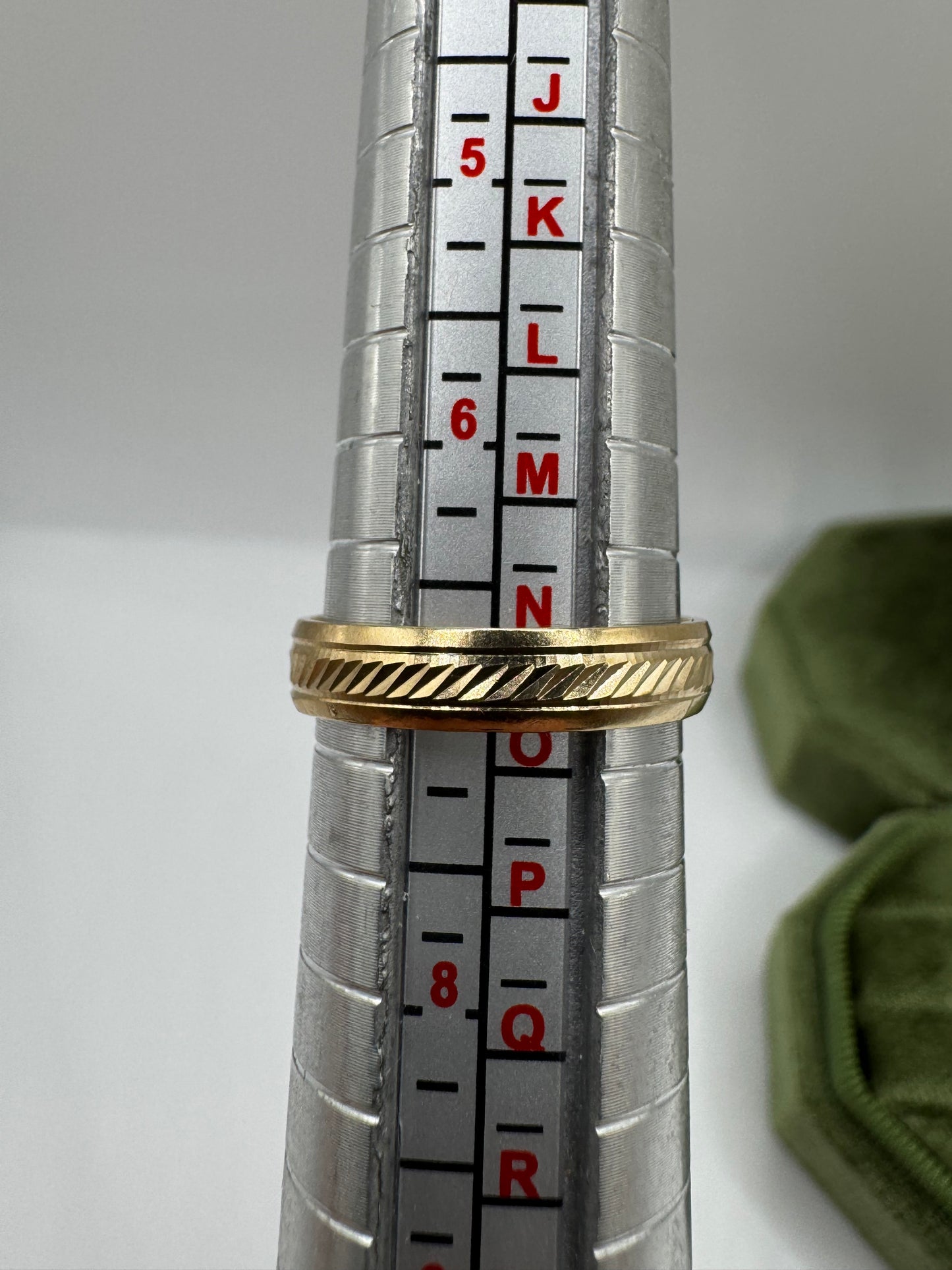 9ct gold patterned band