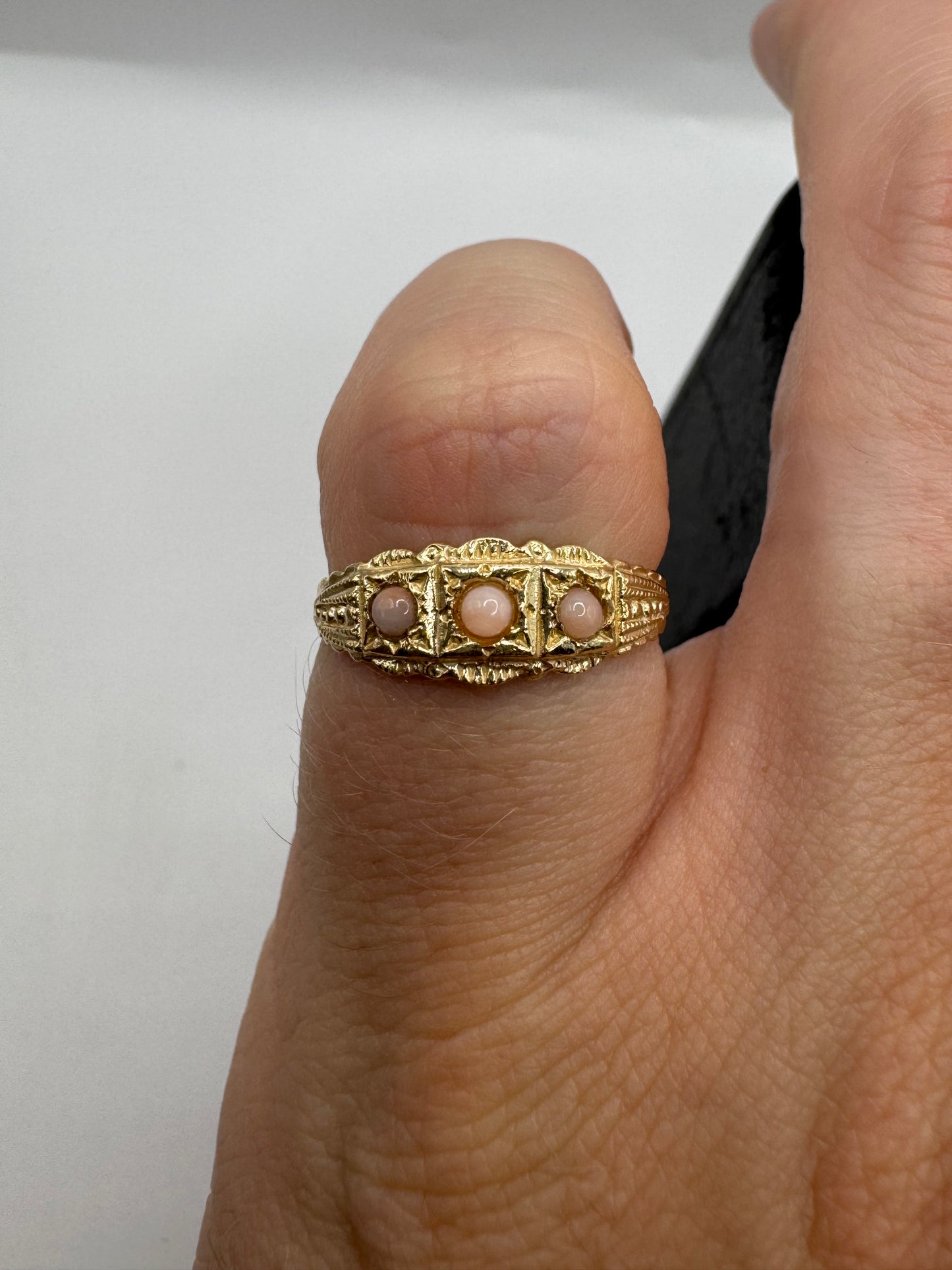 9ct gold 3 stone coral gypsy ring