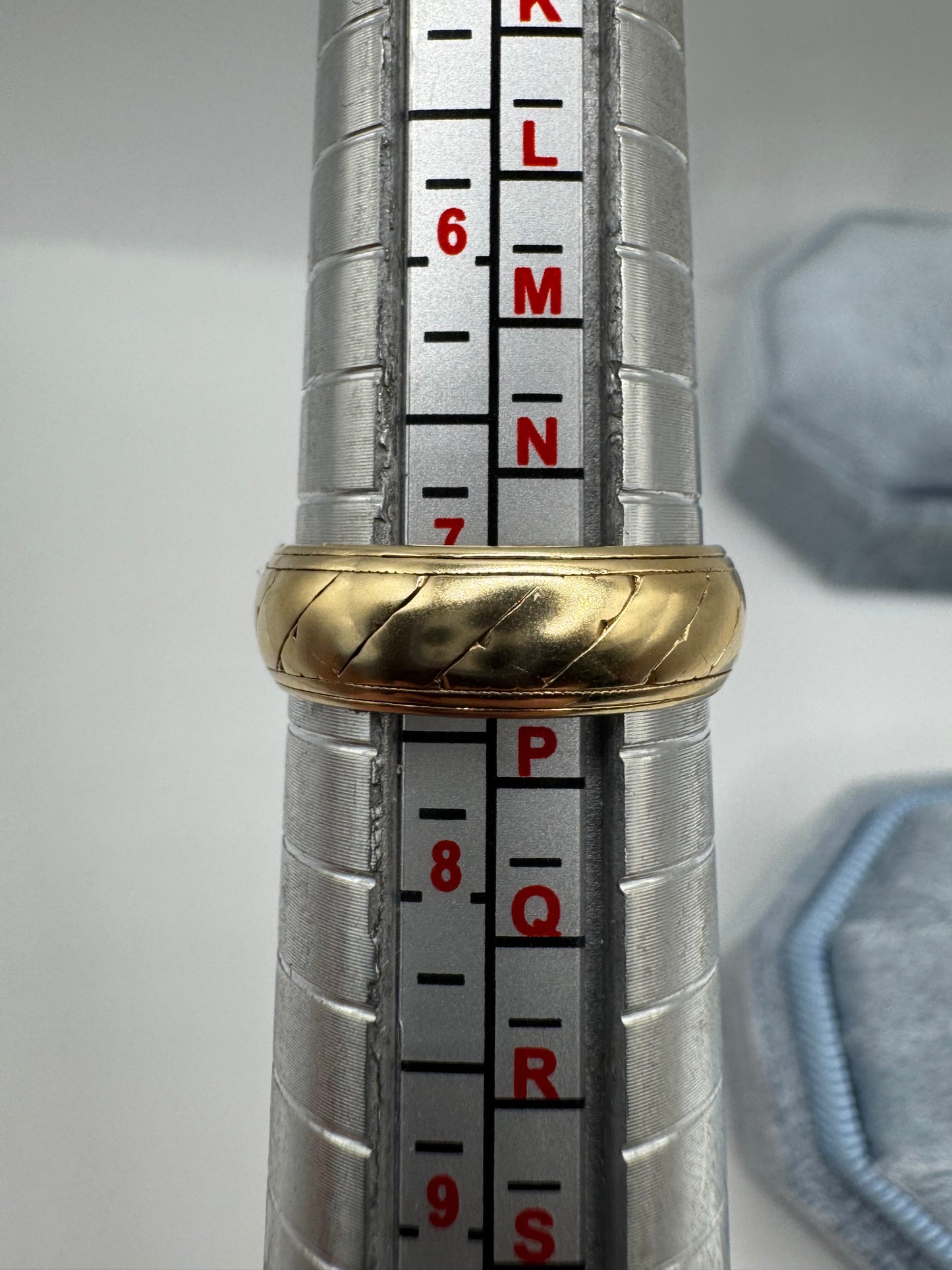 9ct gold patterned band