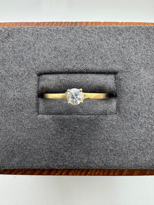 9ct gold white zircon ring